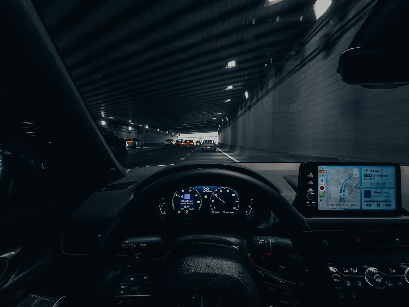Deska rozdzielcza Hyundaia w nocnym, oświetlonym tunelu