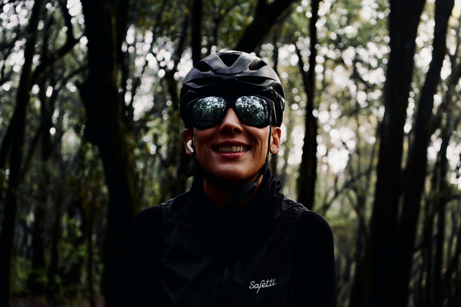 Uśmiechnięty rowerzysta w stroju kolarskim na leśnej trasie pod Sosnowicą