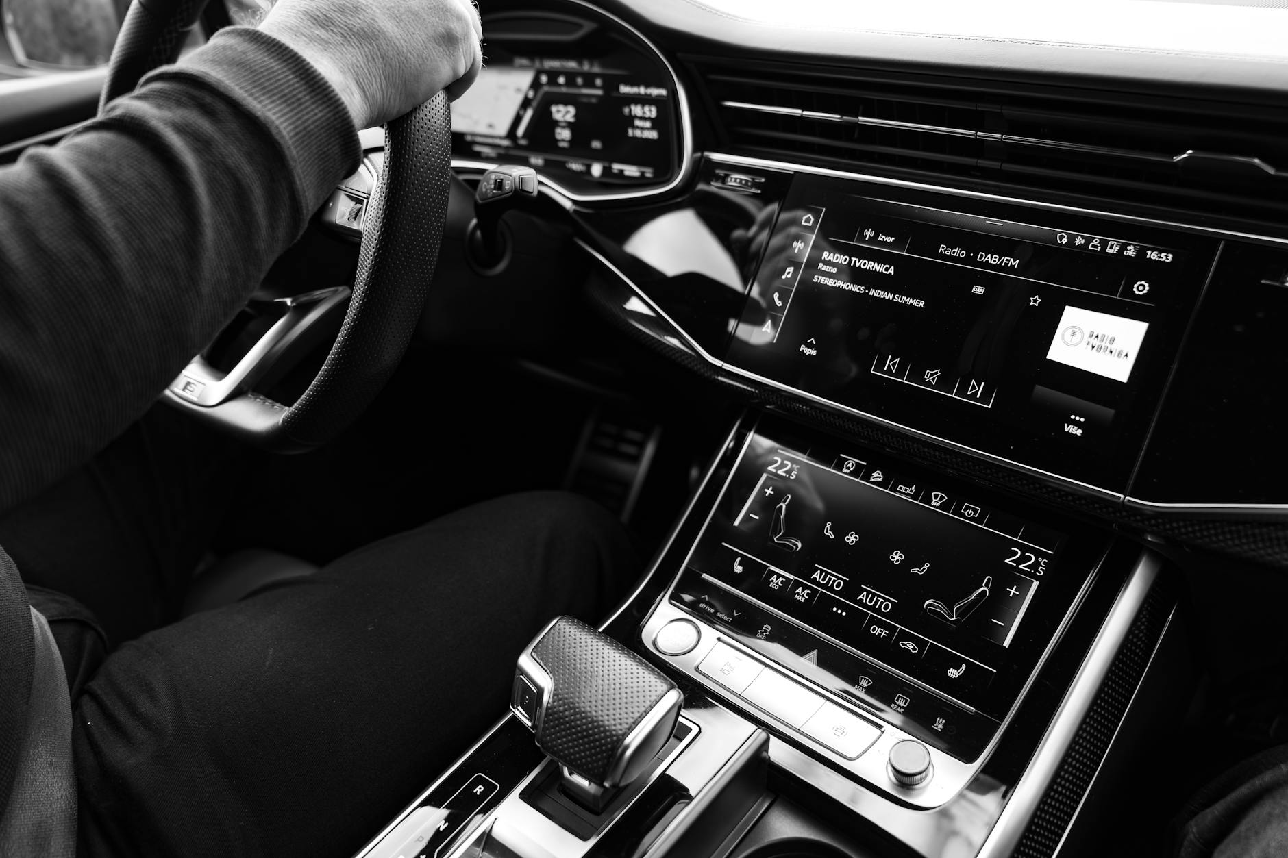 Wnętrze nowoczesnego Forda z dotykowym ekranem i kierownicą