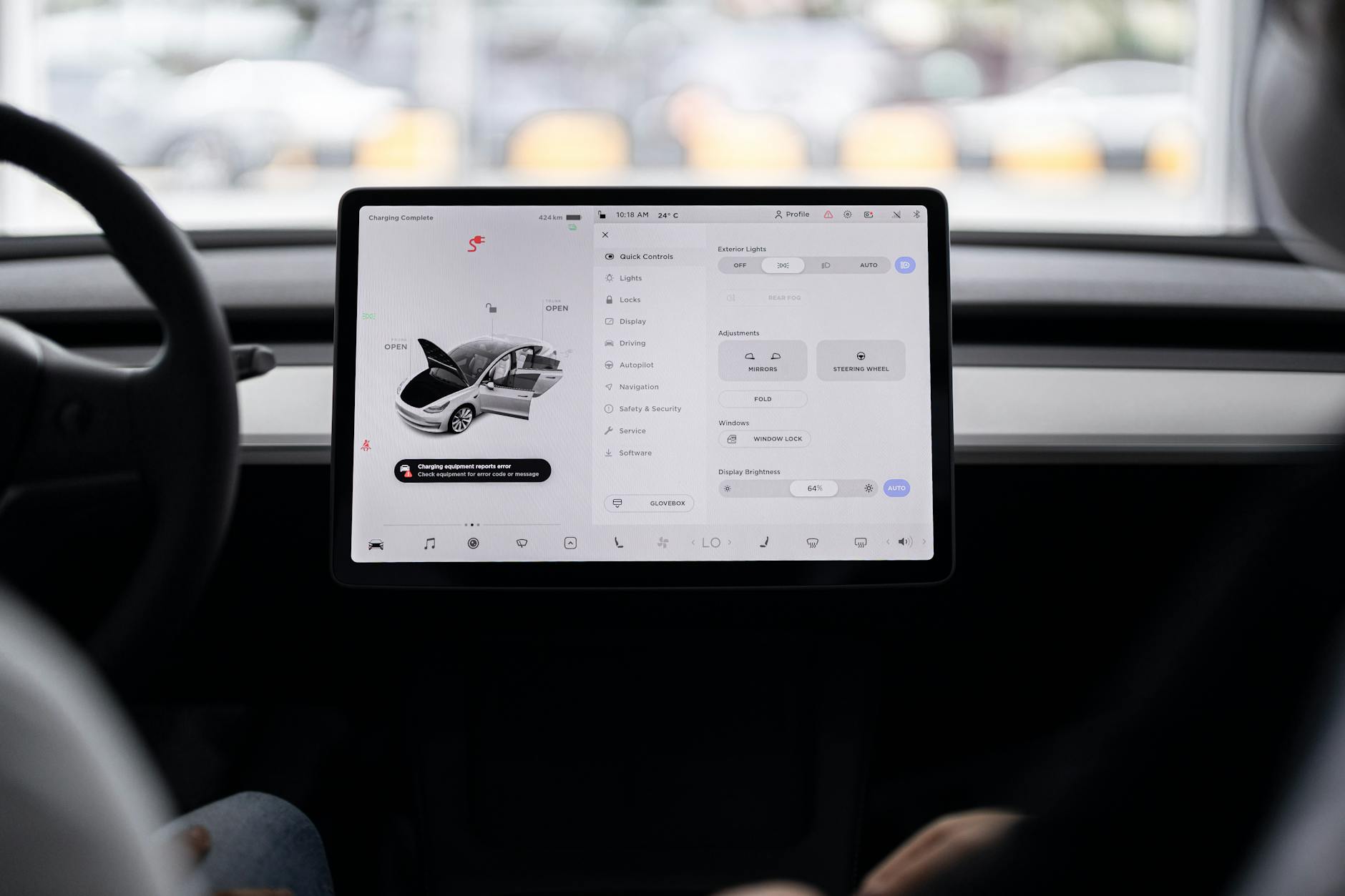 Cyfrowy kokpit nowoczesnego auta elektrycznego z panelem ustawień Tesli Cyfrowy kokpit nowoczesnego auta elektrycznego z panelem ustawień Tesli