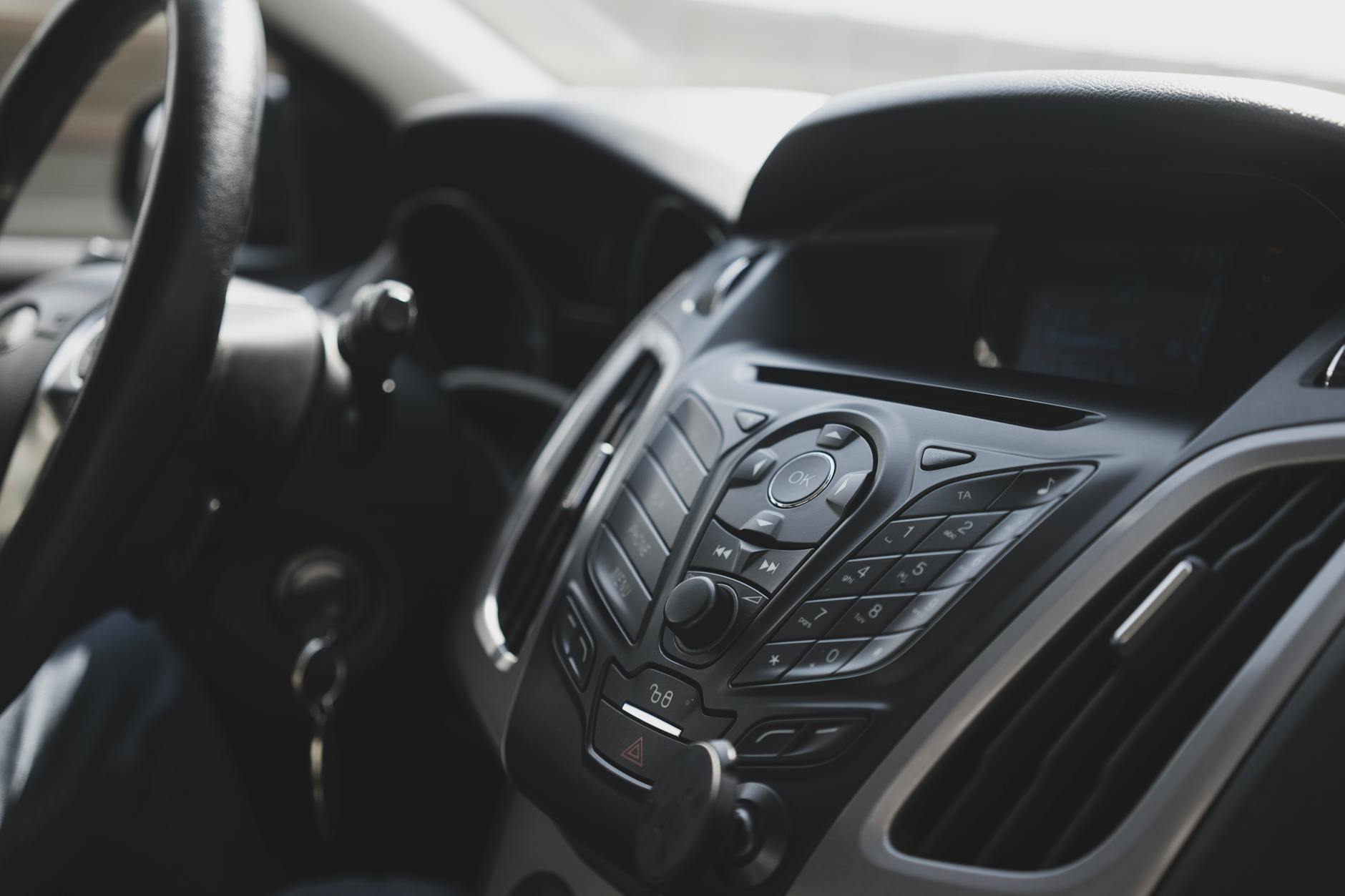 Wnętrze Chevroleta Captiva z widokiem na deskę rozdzielczą i kierownicę