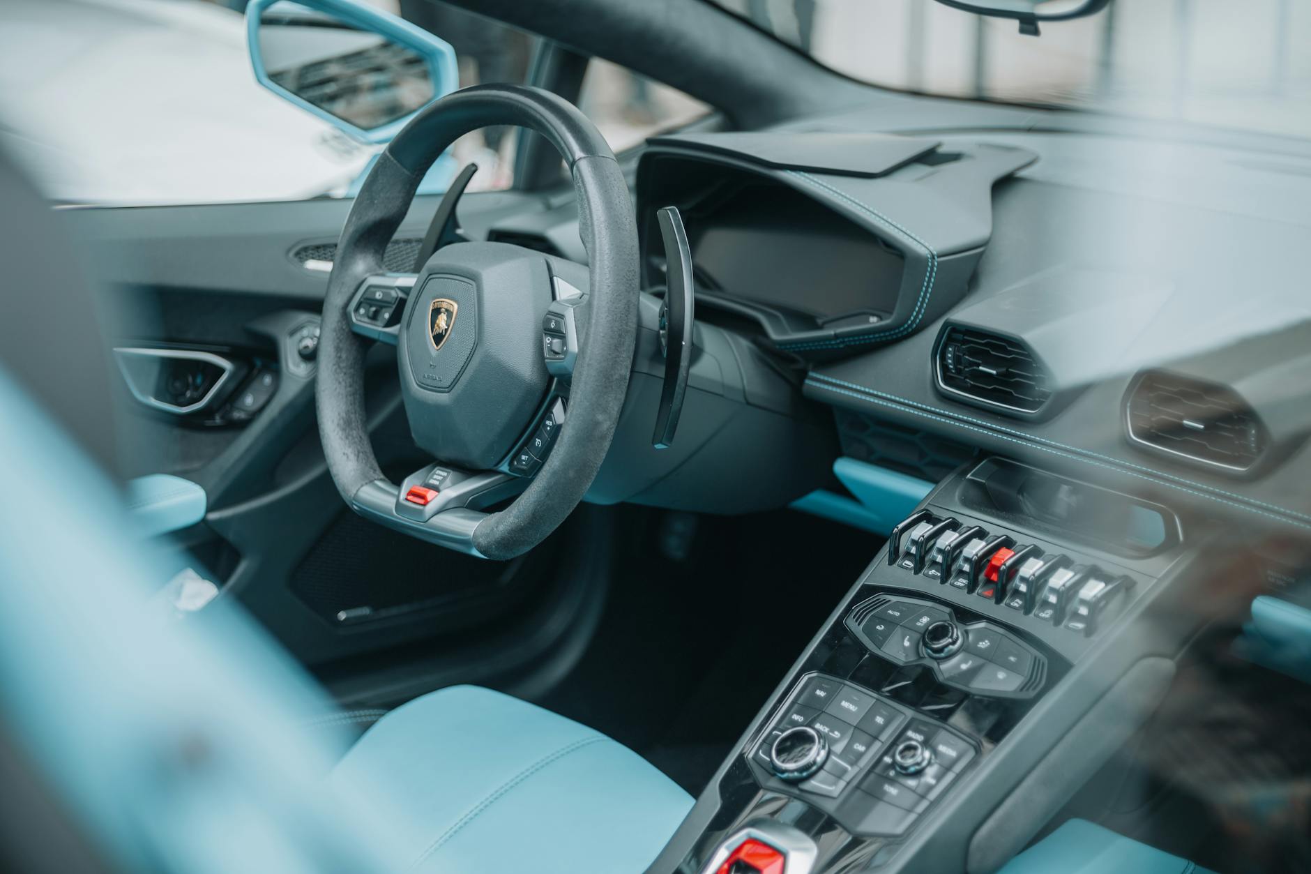 Wnętrze luksusowego Lamborghini z nowoczesnym kokpitem