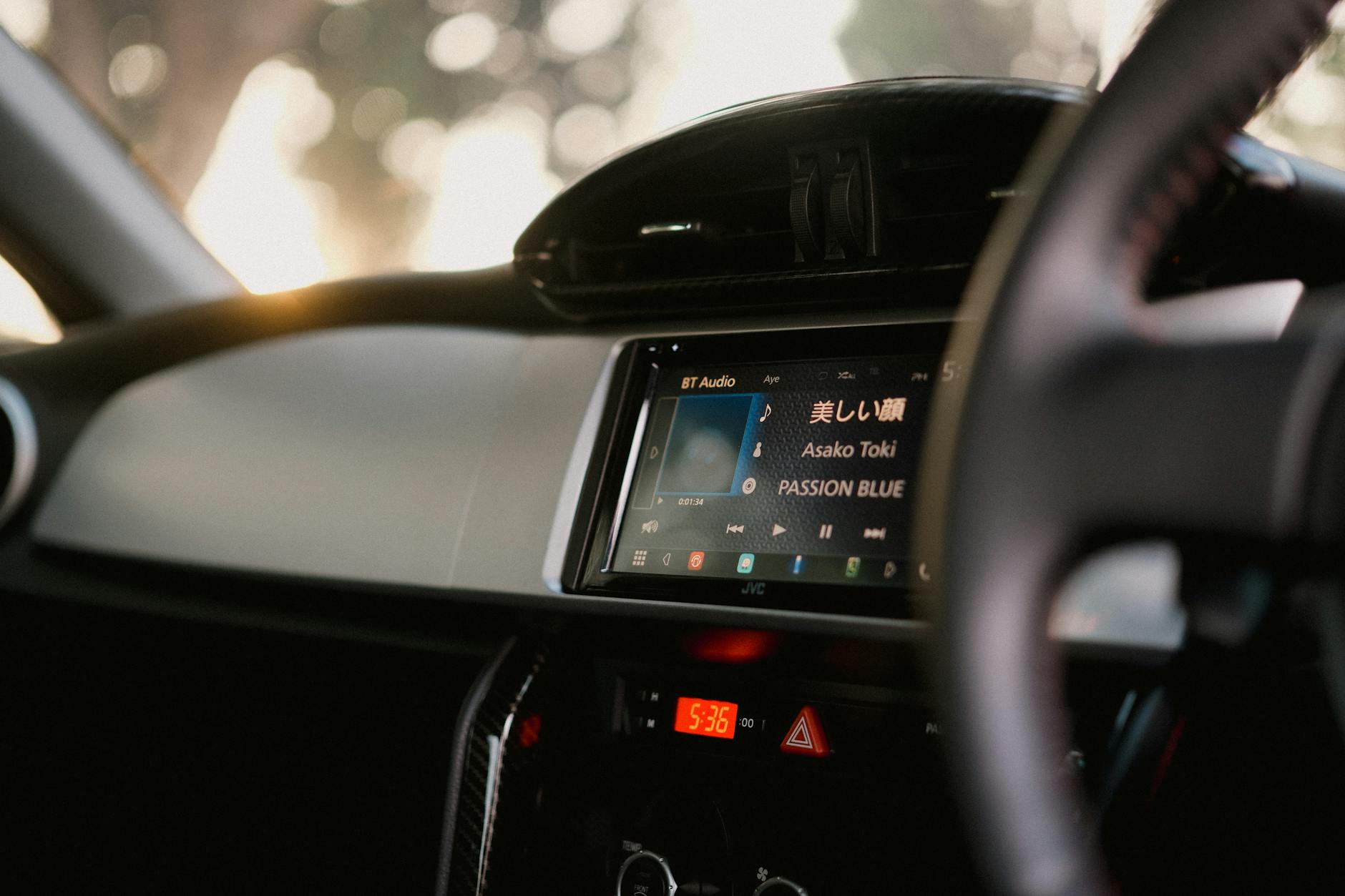 Zbliżenie cyfrowego ekranu multimedialnego w Chevrolecie Captiva