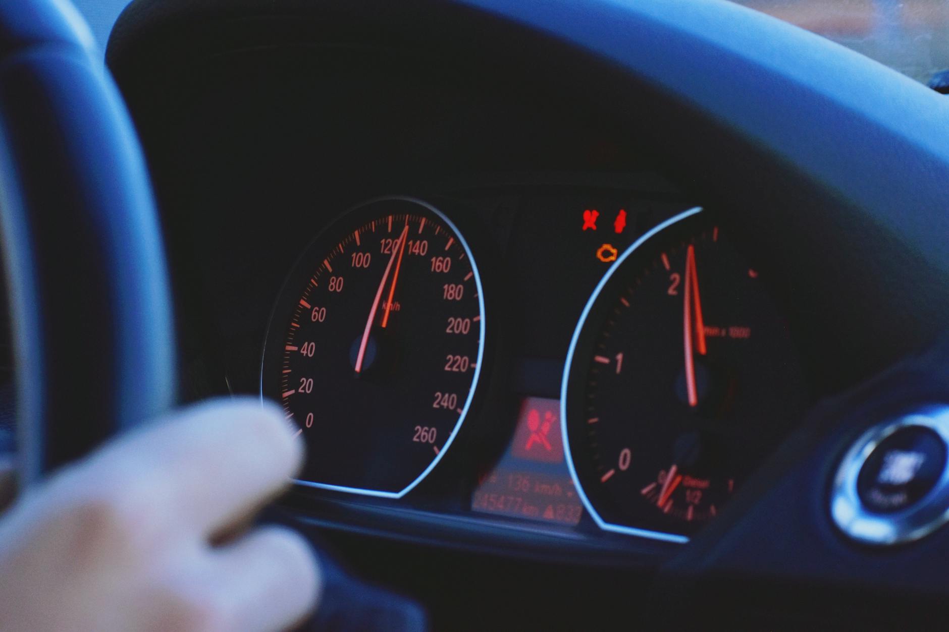 Zbliżenie cyfrowych zegarów prędkości w nowoczesnym Porsche