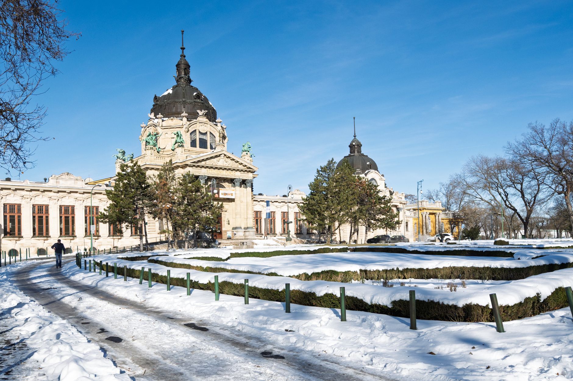 Zimowe Széchenyi Bath w Budapeszcie pod czystym błękitnym niebem