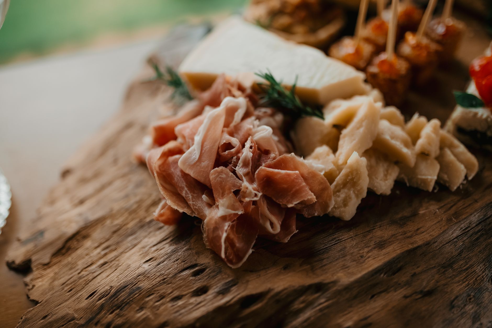 Deska tapas z szynką dojrzewającą i serami na drewnianej desce