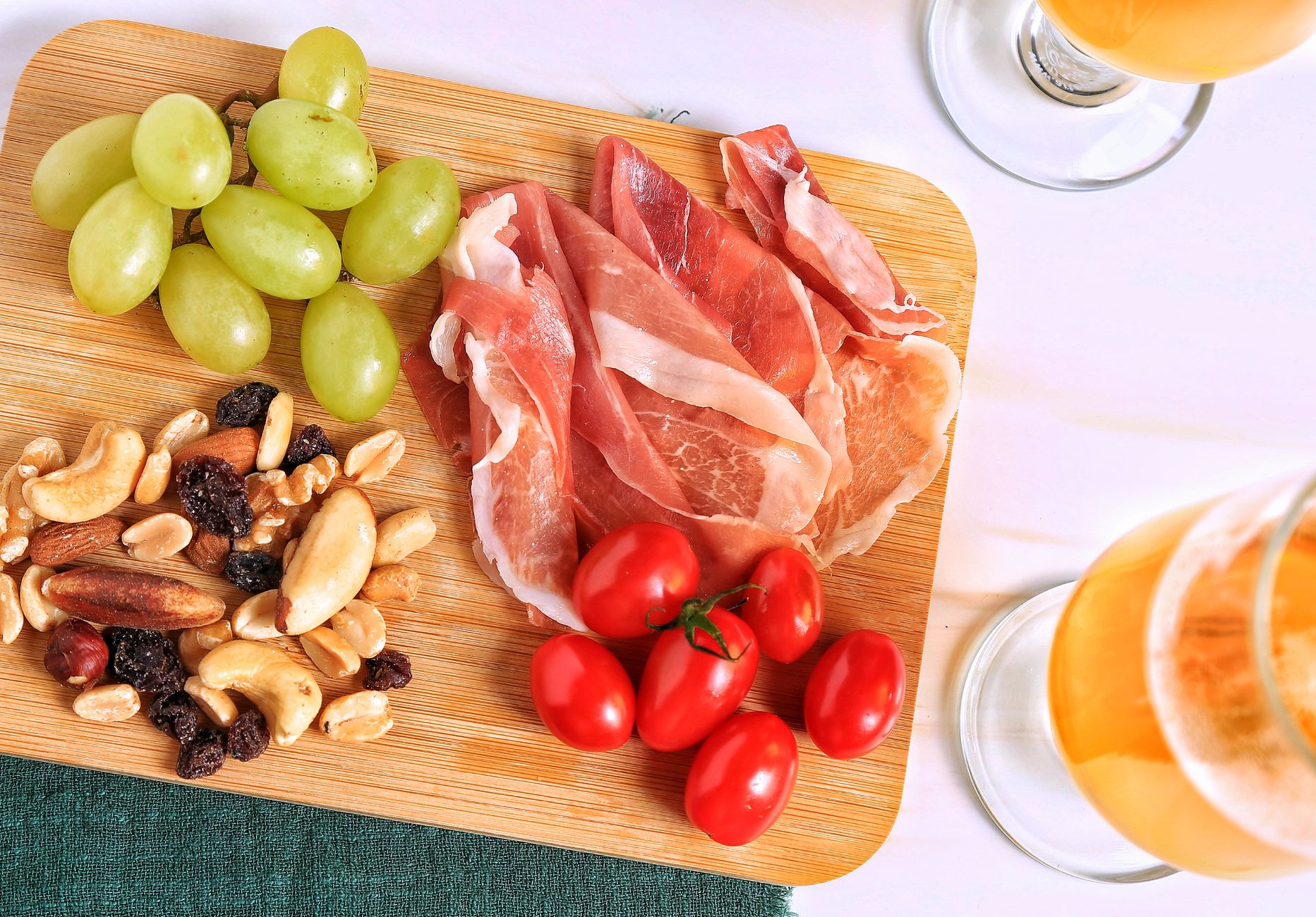 Deska tapas z szynką dojrzewającą, winogronami, pomidorami i orzechami