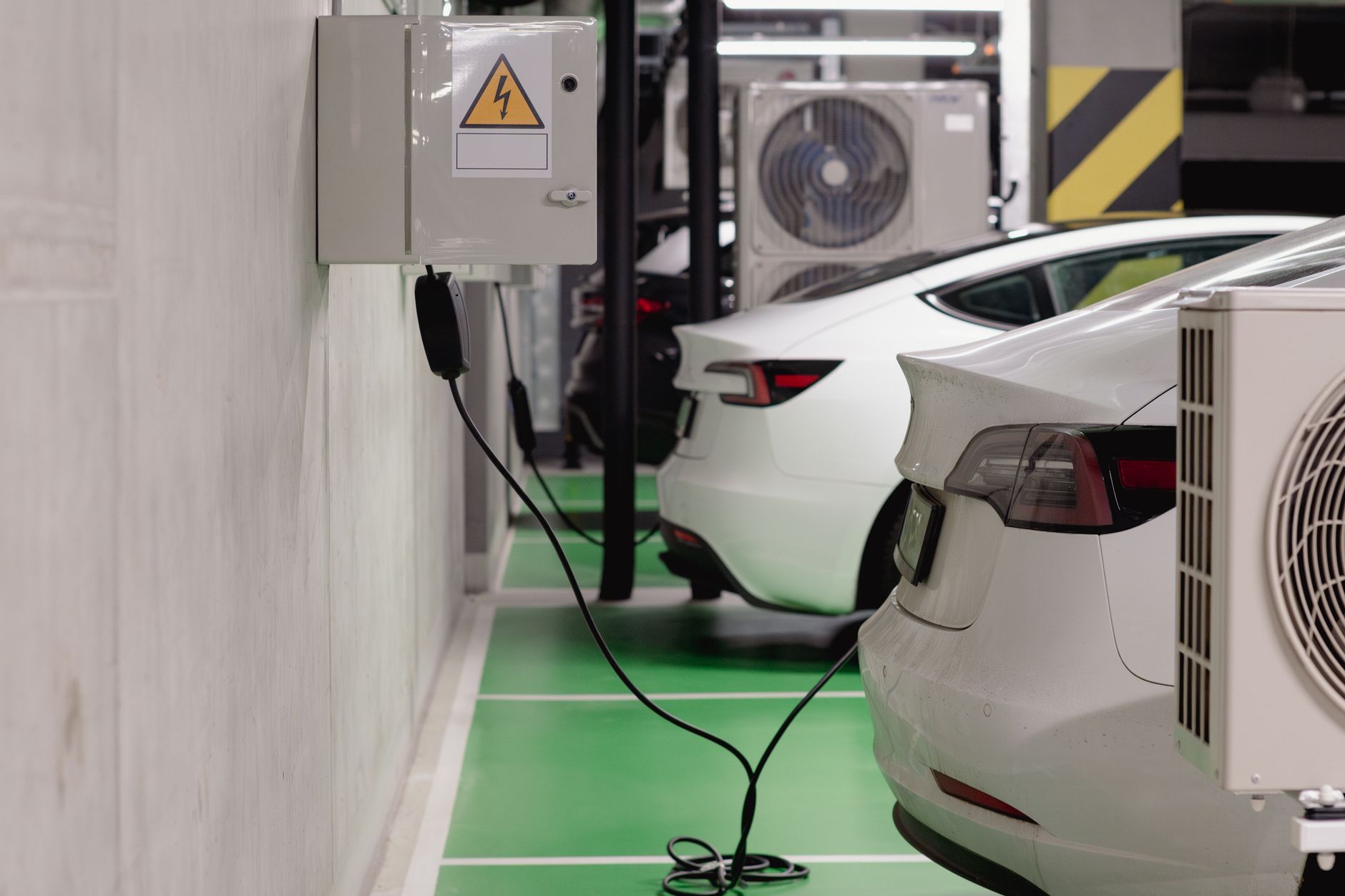 Elektryczne auta ładujące się na stacjach w podziemnym garażu