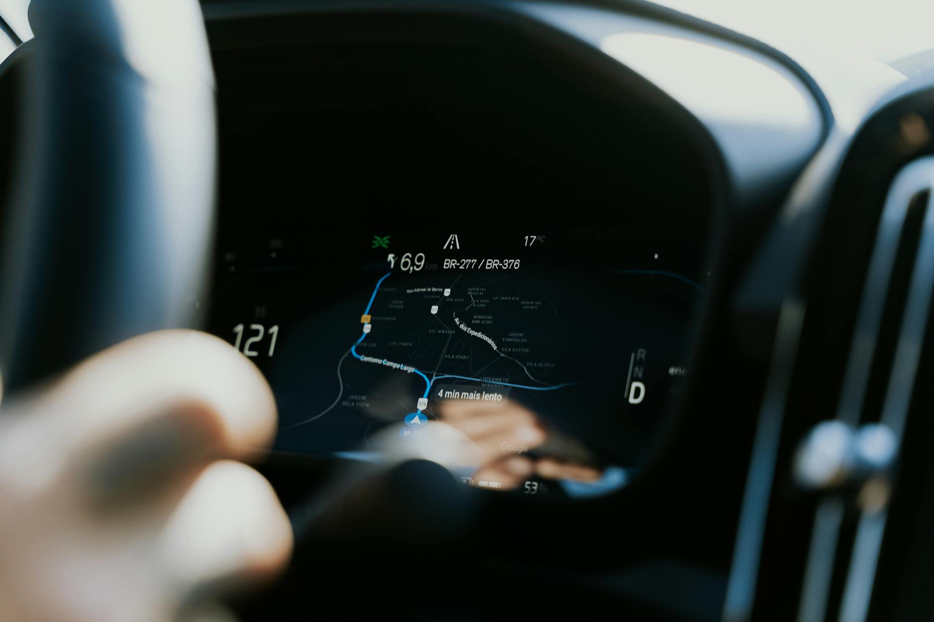 Zbliżenie cyfrowego kokpitu Geely z włączoną nawigacją GPS