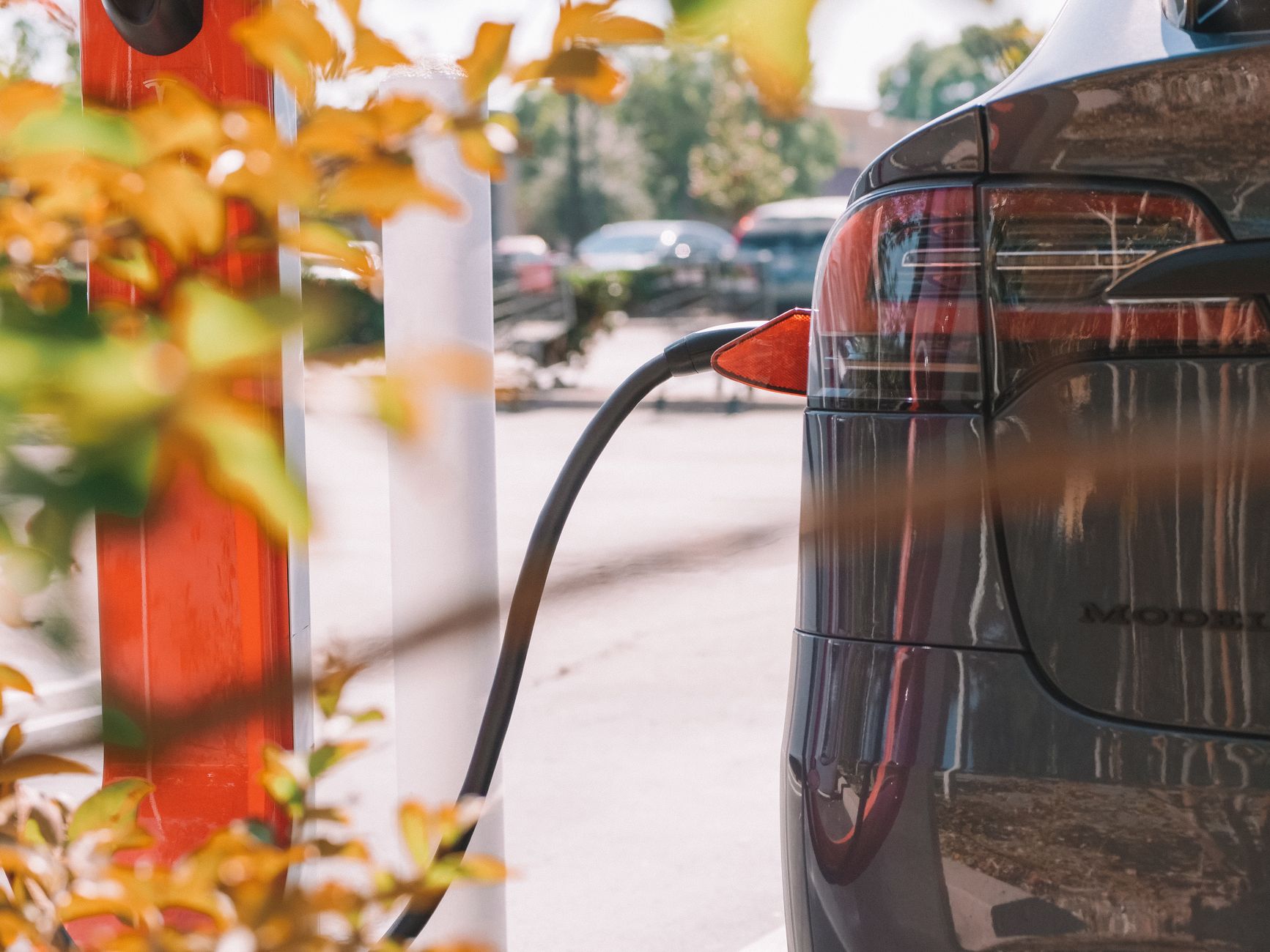 Zbliżenie na Volvo C40 podłączone do stacji ładowania auta elektrycznego