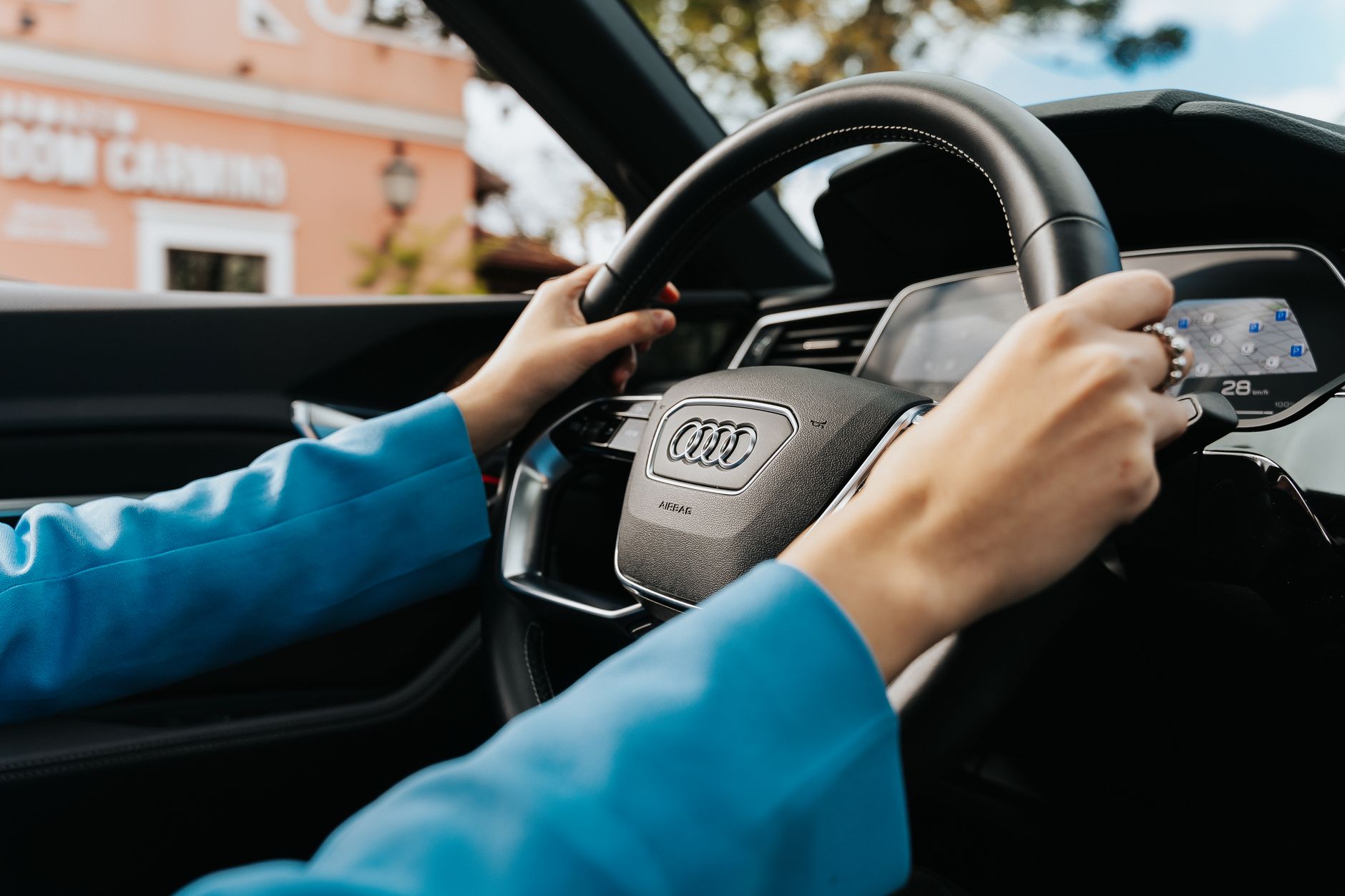 Poradnik Honda Accord z USA: jak przełączyć język, dostosować nawigację i dostroić system do europejskich kierowców Kobieta prowadzi nowoczesny samochód, zbliżenie na kierownicę i kokpit