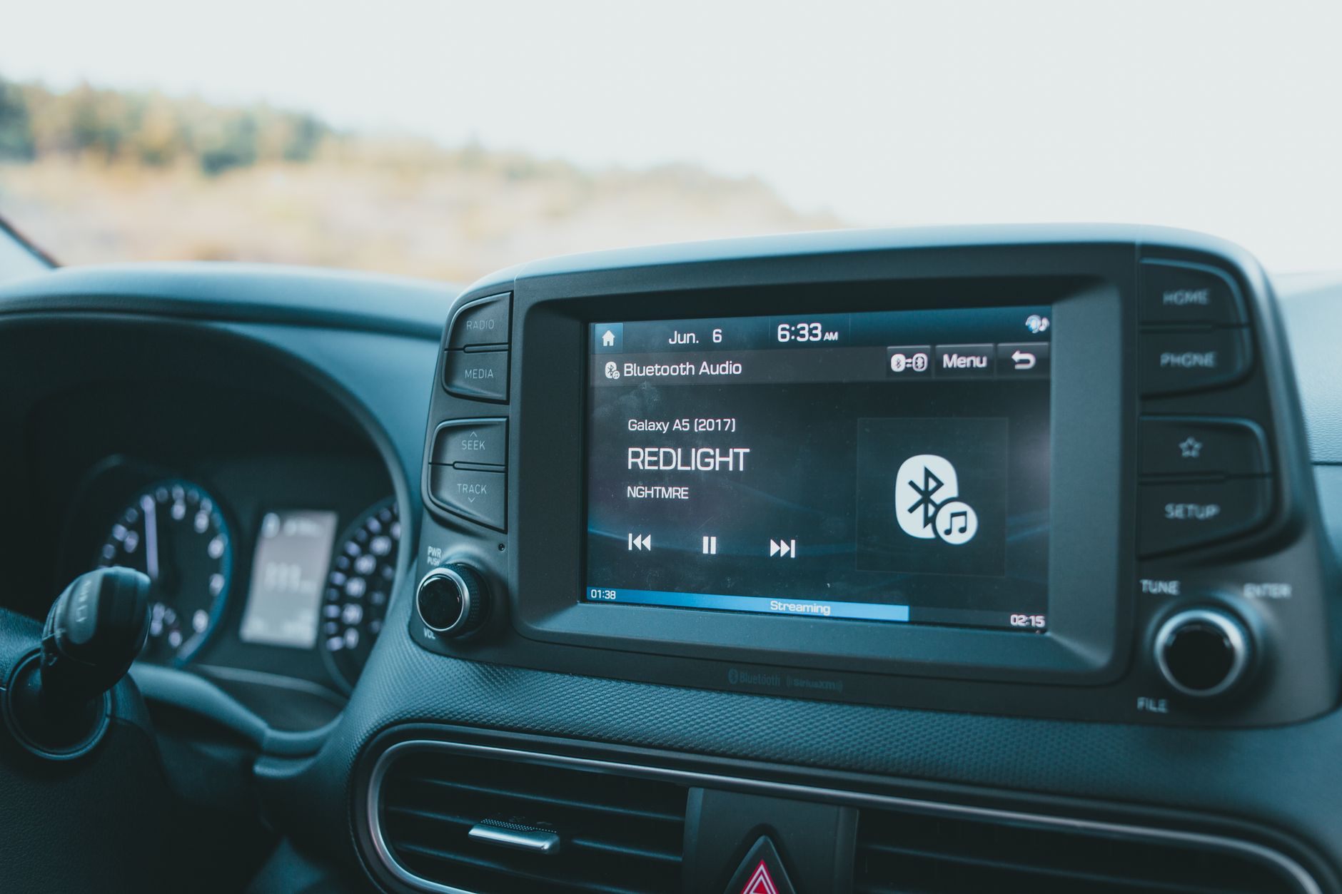 Zbliżenie na ekran Bluetooth w systemie multimedialnym Peugeot