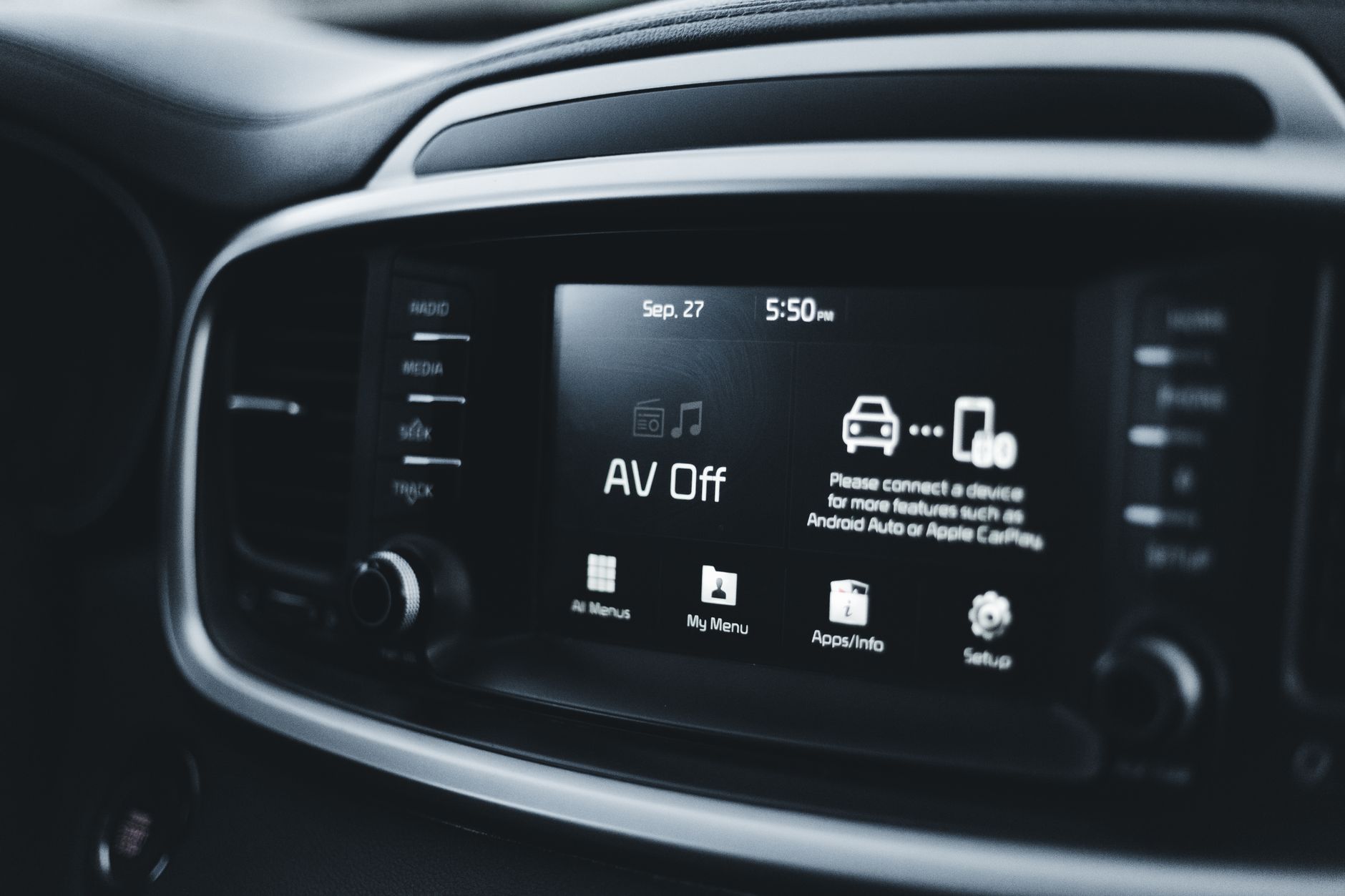 Zbliżenie na ekran multimedialny Peugeot z opcjami ustawień
