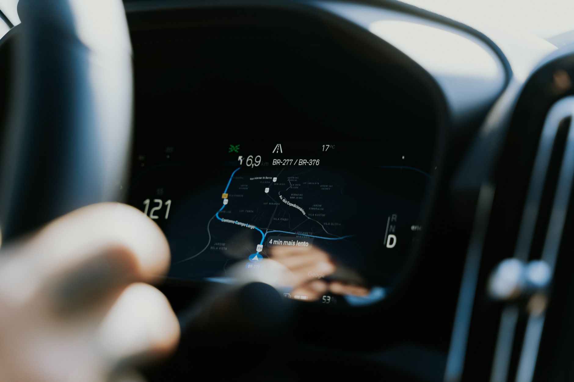 Zbliżenie na ekran nawigacji GPS na desce rozdzielczej Maserati