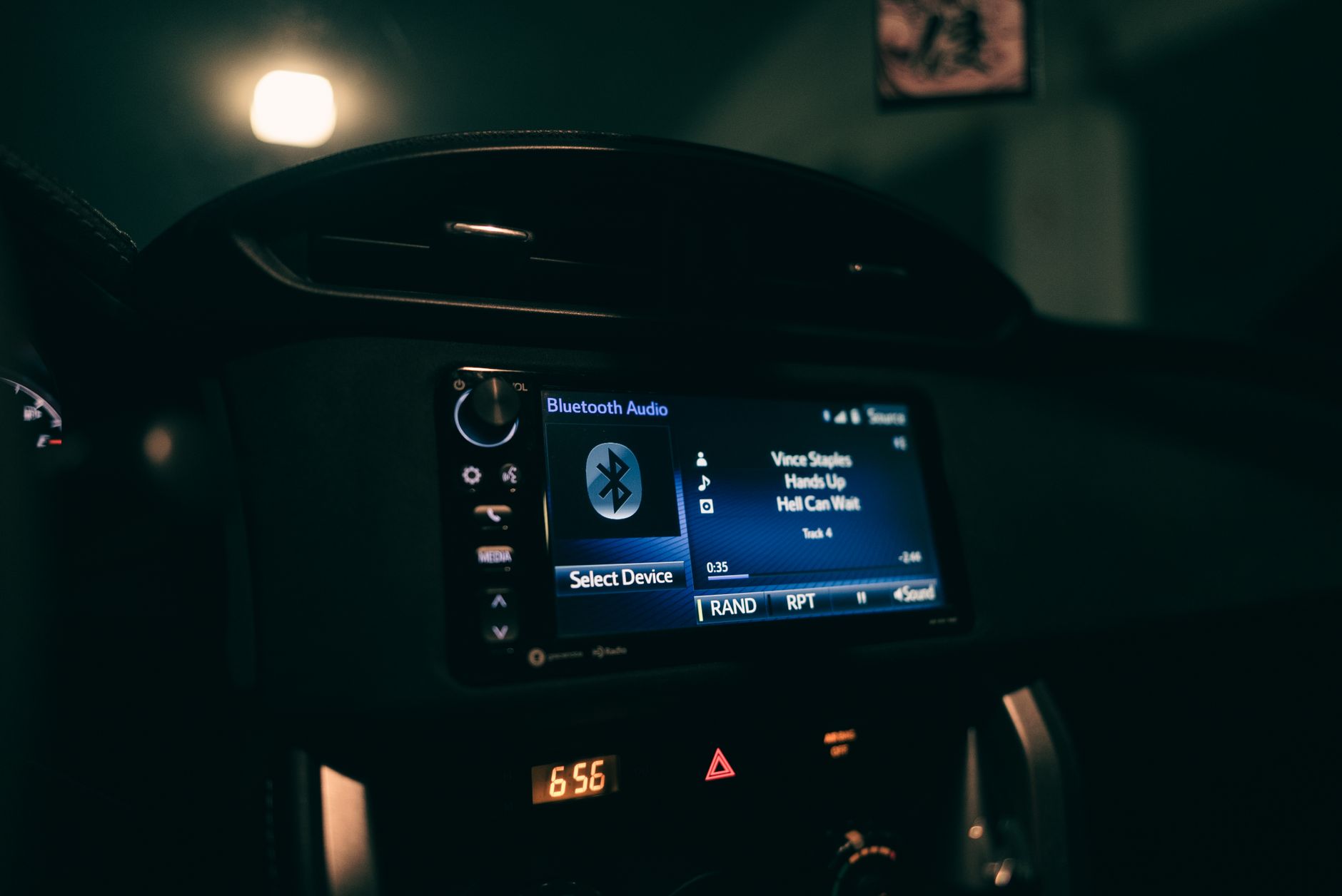 Zbliżenie na ekran systemu audio Bluetooth w samochodzie nocą