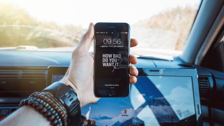 Dłoń trzymająca smartfon w samochodzie Hyundai